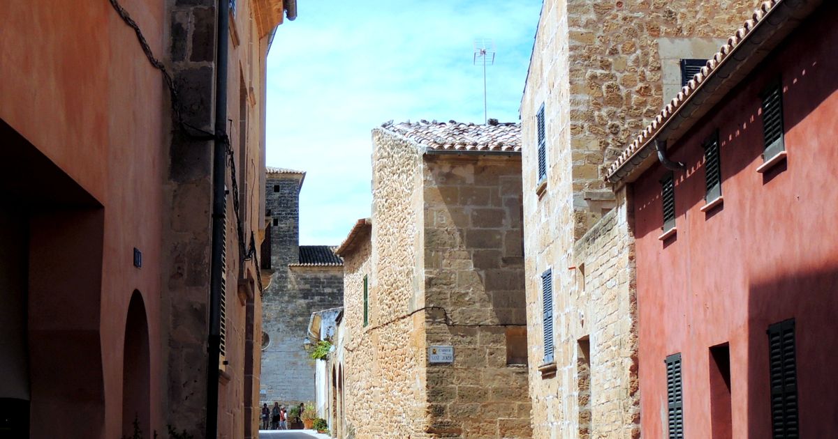 Enge Gasse in der mittelalterlichen Altstadt von Alcúdia auf Mallorca