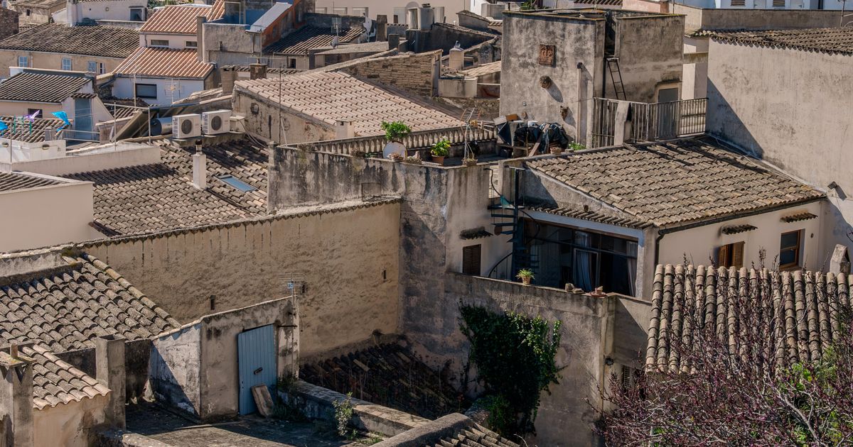 Blick über die Dächer von Artà auf Mallorca mit der Festung im Hintergrund