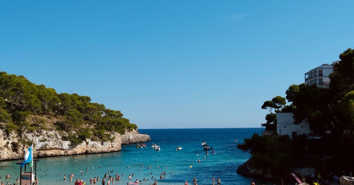 Cala Santanyí mit türkisblauem Wasser und Felsen an der Südostküste Mallorcas