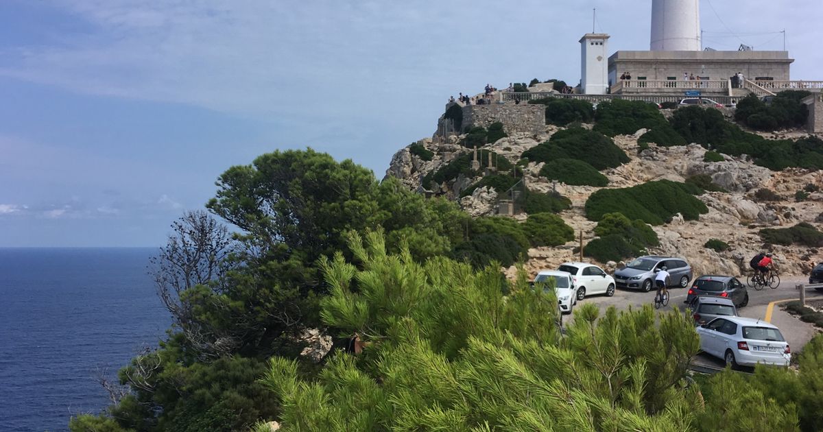 Leuchtturm am Cap de Formentor auf Mallorca mit Steilküste und blauem Meer