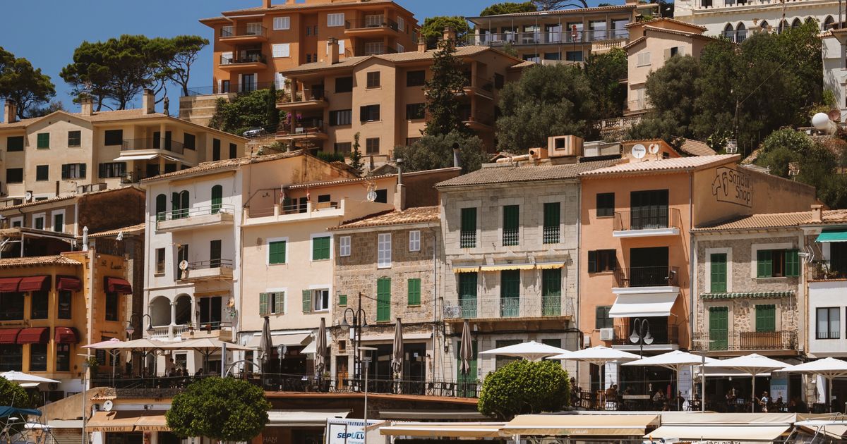 Hafen von Port de Sóller auf Mallorca mit Booten und Bergen im Hintergrund