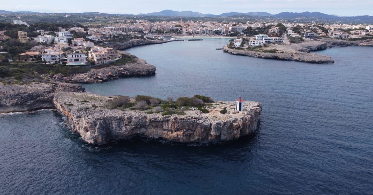 Luftaufnahme von Porto Cristo an der Ostküste Mallorcas mit Hafen und Booten