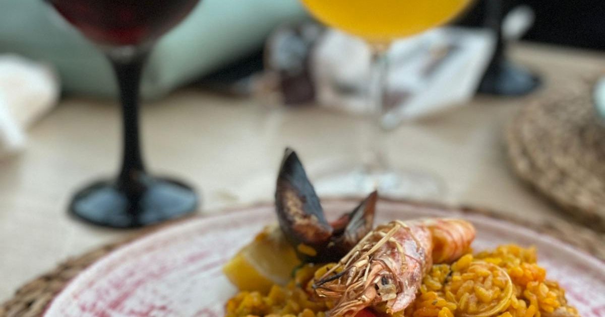 Paella mit Meeresfrüchten und frischem Fisch auf Mallorca