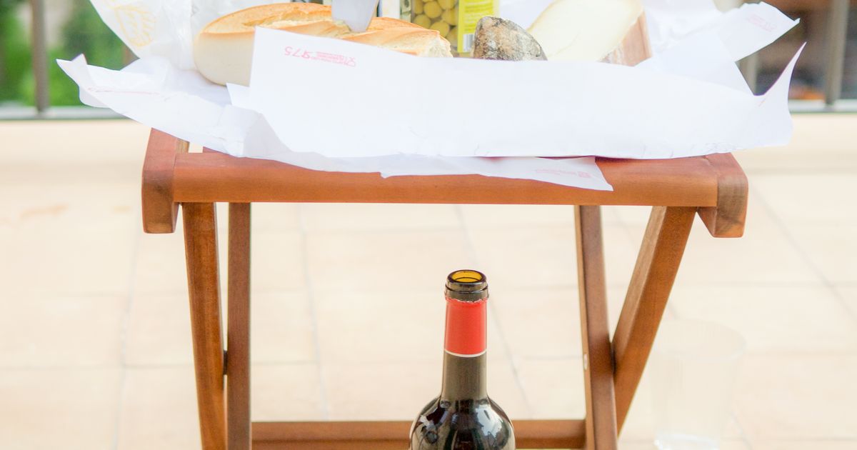 Weingut auf Mallorca mit Weinreben und Weinfässern