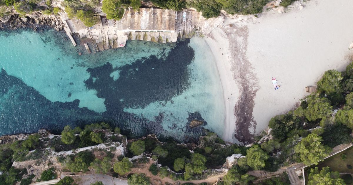 Cala Pi Fjordbucht aus der Drohnenperspektive mit türkisem Wasser zwischen hohen Felsen