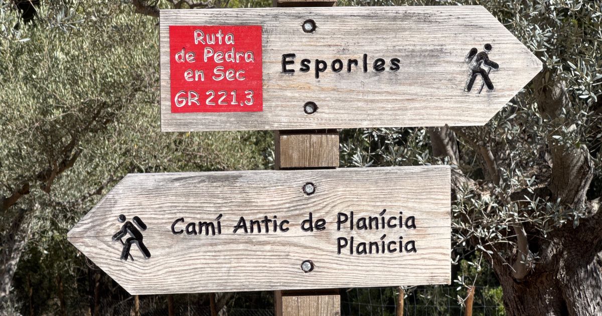 Wegweiser der Trockensteinroute GR 221 in der Serra de Tramuntana