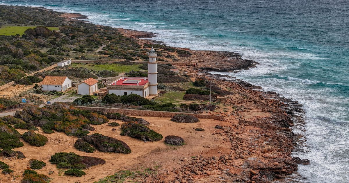 Leuchtturm am Cap de Ses Salines, dem südlichsten Punkt Mallorcas, aus der Luft