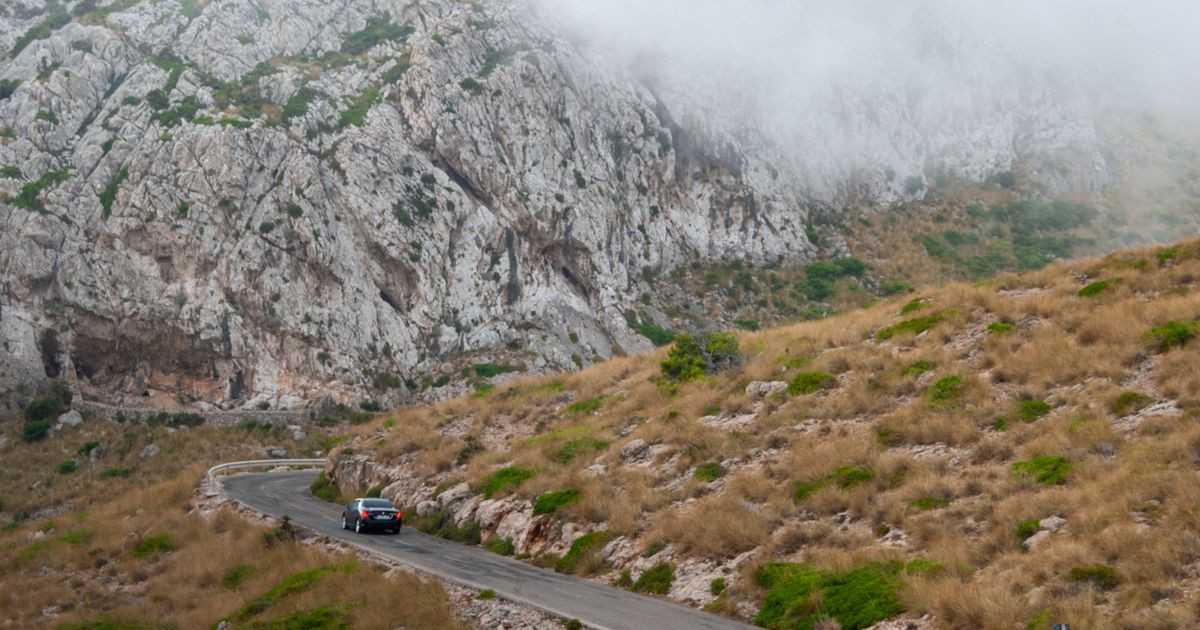 Bergstraße auf Mallorca im Nebel mit Kurven