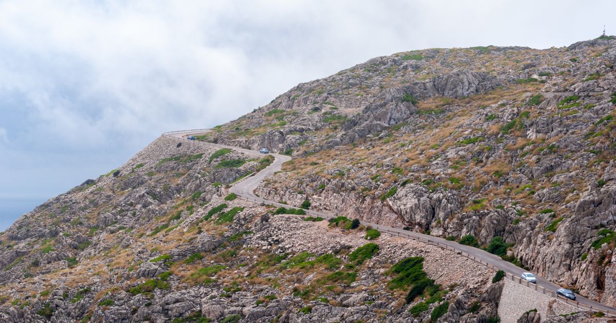 Kurvige Küstenstraße auf Mallorca mit Meerblick