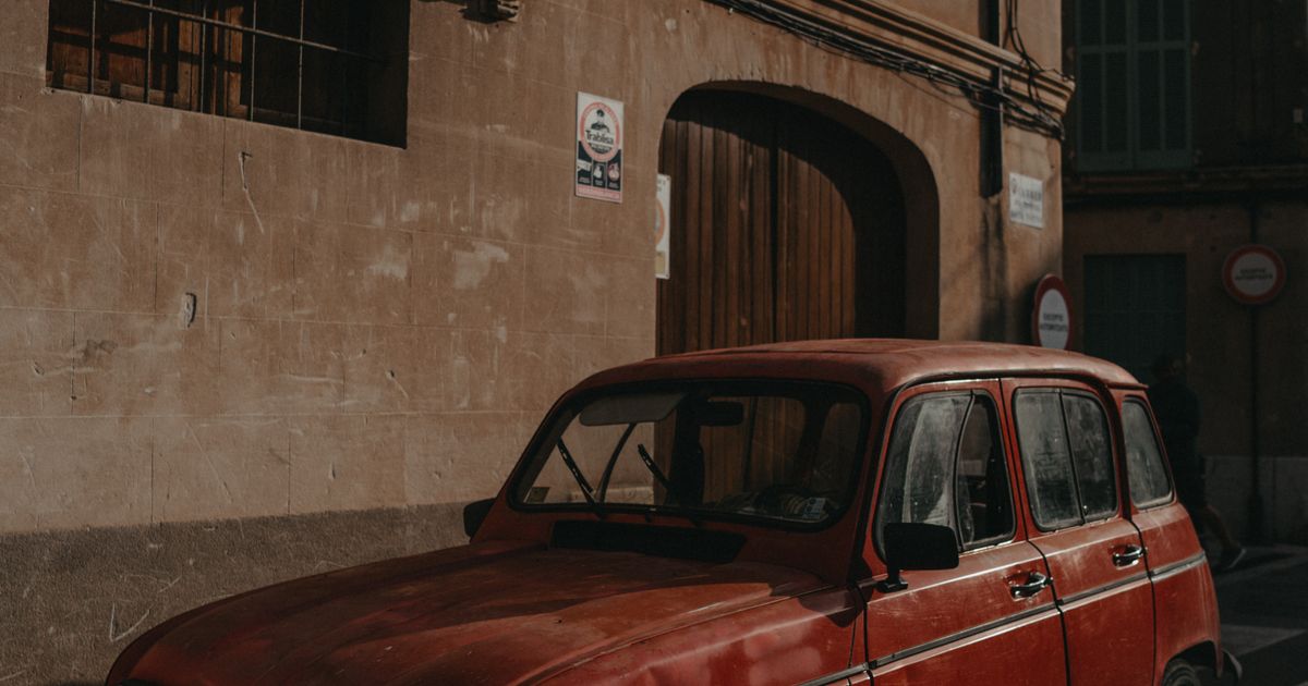 Roter Oldtimer in einer Straße in Pollença, Mallorca