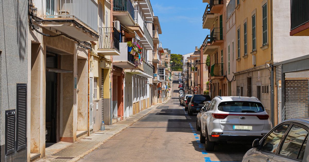 Straße mit parkenden Autos auf Mallorca