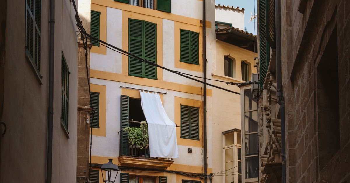 Enge Gasse mit bunten Balkonen im Viertel Santa Catalina in Palma de Mallorca