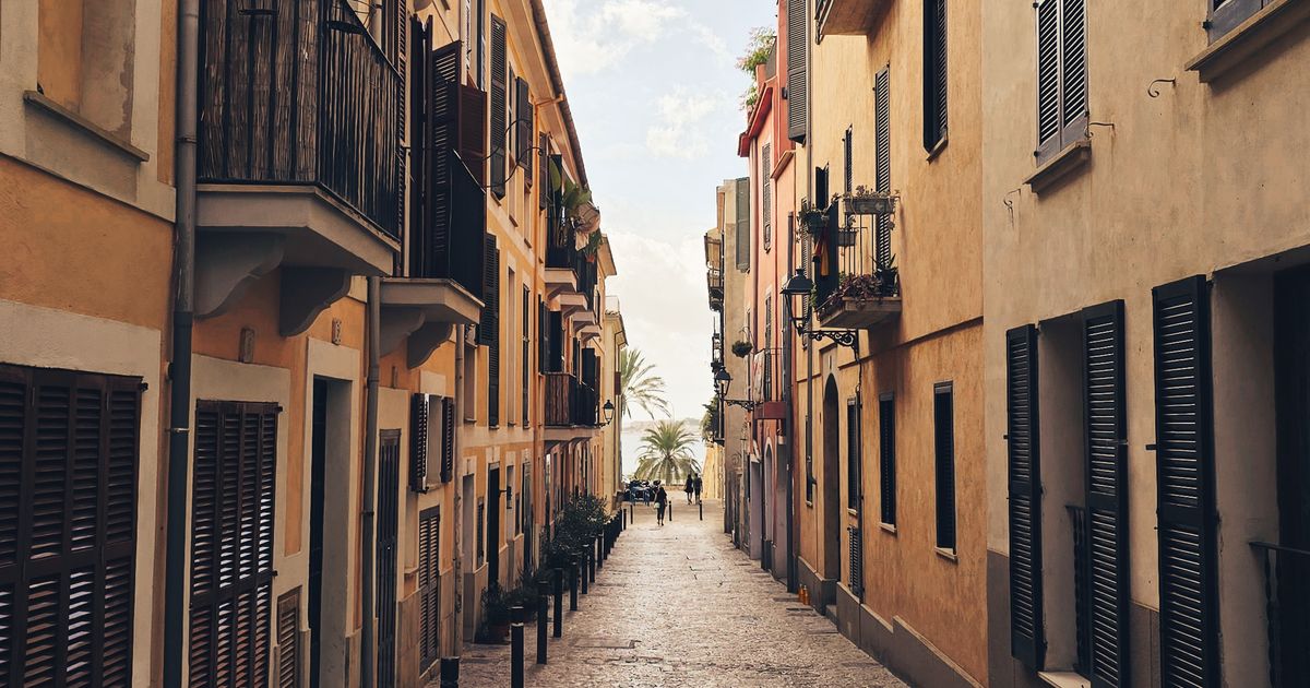 Historischer Innenhof (Patio) in der Altstadt von Palma de Mallorca mit Pflanzen und Steinbogen