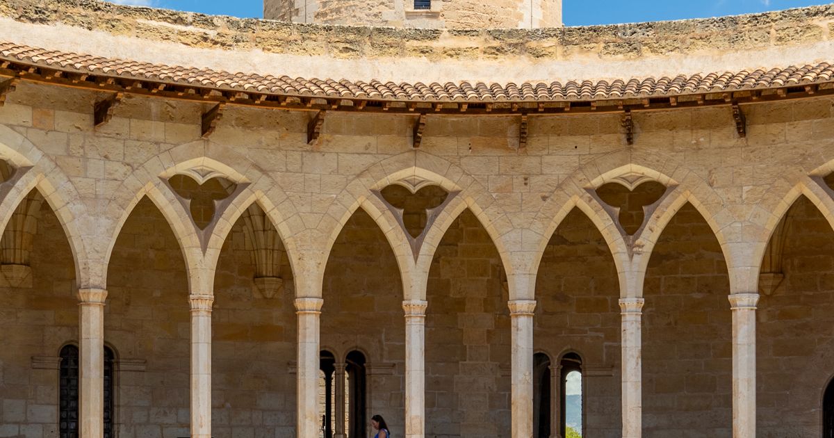 Rundburg Castell de Bellver in Palma – kreisrunder Innenhof mit gotischen Bögen