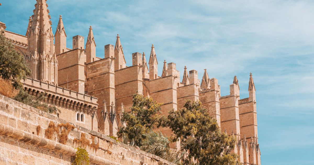 Kathedrale La Seu in Palma de Mallorca – gotische Architektur mit großer Fensterrose