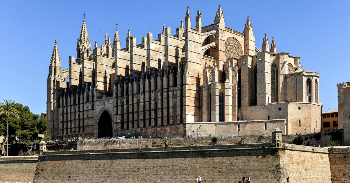 Kathedrale La Seu in Palma de Mallorca bei Sonnenuntergang