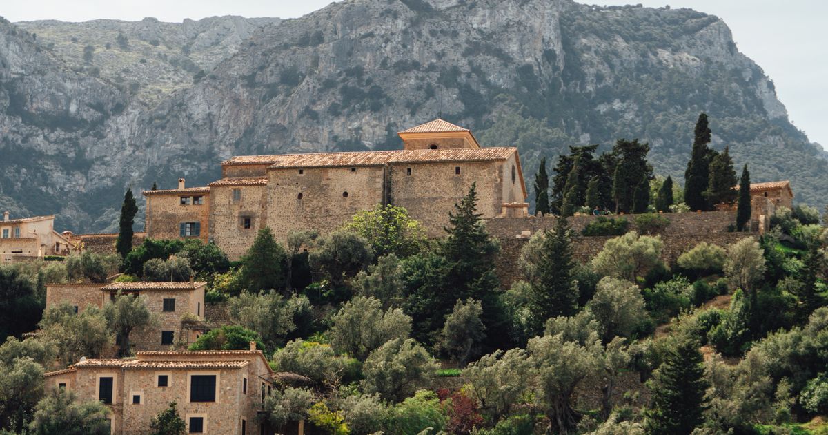 Deià Bergdorf mit Steingebäuden in der Serra de Tramuntana