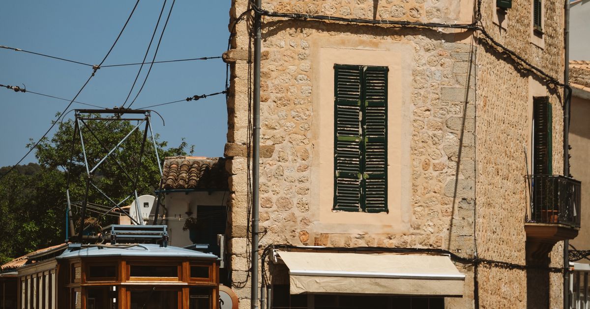 Historische Straßenbahn von Sóller fährt durch die Altstadt