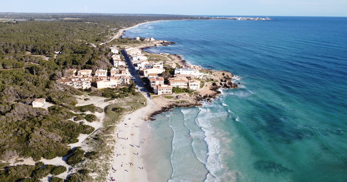 Strand Es Trenc auf Mallorca mit türkisblauem Wasser und weißem Sand