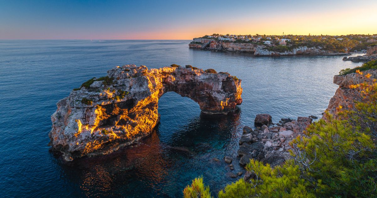 Cala Santanyí mit Es Pontàs Felsentor im Hintergrund
